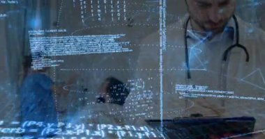 Yastığı ayarlayan hemşire kabulü kodları hasta bakımı için doktor kaydırma tableti. Sağlık, dijital yenilik, teletıp, tıbbi teknoloji, hasta izleme, fütürist, klinik