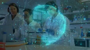 Küre oluşumunda, kıdemli bilim adamı laboratuvar araştırmaları için tüpleri yerleştirirken işbirliği yapıyor. Teknoloji, yenilik, işbirliği, bilimsel, fütüristik, araştırma, veri görselleştirme