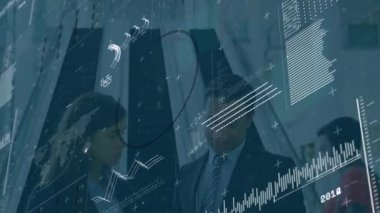 Yürüyen merdivende kadın yöneticinin iş arkadaşına klasörü vermesi ve yüzen iş çizelgelerini incelemesi. İşbirliği, veri görselleştirme, kurumsal, modern, profesyonellik, sunum, fütüristik