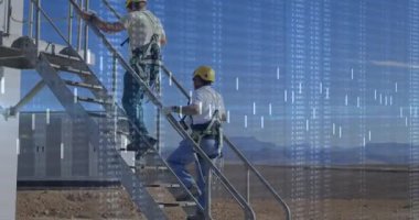 Endüstriyel teknisyenler kapağa doğru ilk adımlarını atarak veri çubuklarını takip ediyorlar. Sanayi, güvenlik, yükselme, inşaat, dayanıklı, teknik, takım çalışması