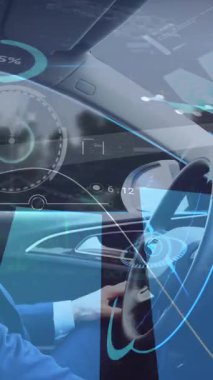 Bilginin animasyonu, otomatik araba kullanan bir adamın görüntüsünü gösteriyor. iletişim teknolojisi dijital arayüz kavramı, dijital olarak oluşturulmuş video.