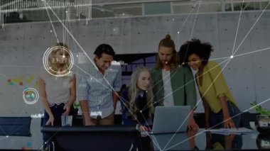 İş arkadaşları iş görüşmesinde çizelgeyi incelerken bilgisayarın açılması veri örtülerine neden oluyor. İşbirliği, takım çalışması, dijital, yenilik, modern, profesyonel, beyin fırtınası