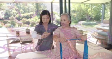 Pembe grafiklerle dolu cam duvarlı bir odada terapist, üst düzey müşterileri rehabilitasyona götürüyor. Rehabilitasyon, fizyoterapi, egzersiz, sağlık, güç, hareketlilik, farkındalık