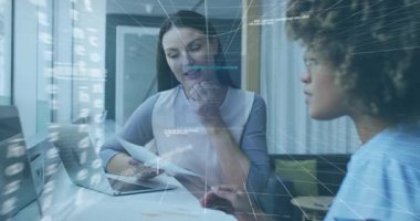 Danışman okuma raporu ve holografik kod, müşteri kayan dizüstü bilgisayar 6G küreyi gösteriyor. Yenilik, teknoloji, dijital, fütüristik, işbirliği, veri, ağ