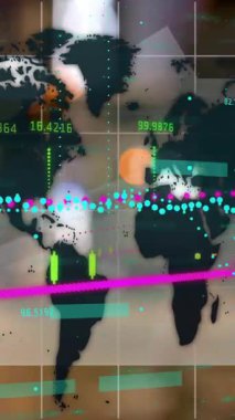 Dünya haritasıyla finansal veri işleme animasyonu ve arka planda yürüyen insanlar. Küresel finans işi çevrimiçi güvenlik kavramı dijital olarak oluşturulmuş görüntü.
