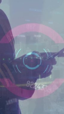 Ofis penceresinin yanında akıllı telefon kullanan beyaz bir adam hakkında finansal veri işleme animasyonu. Küresel finans ve iş teknolojisi kavramı