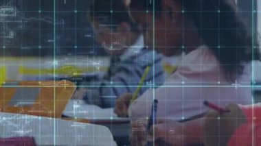 Okul çocukları boş sayfalara kalemler yerleştiriyor ve eğitim için odaklanmış yazma egzersizleri başlatıyorlar. Çocuklar, eğitim, sınıf, öğrenme, odaklanma, kırtasiye, öğrenim