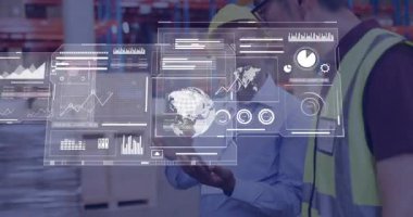 Lojistik merkezindeki tableti aşıran denetleyici tablet üzerinde yüzen holografik çizelgeleri başlatıyor. Sanayi, takım çalışması, veri görselleştirme, teknoloji, lojistik, işbirliği, verimlilik