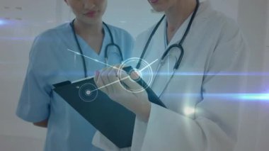 Hemşire ve doktor tıbbi verileri analiz ediyor, düğümler maddeleşiyor, hologram ağında bağlantı kuruyor. Tıbbi, teknoloji, geleceksel, dijital, yenilik, işbirliği, sağlık