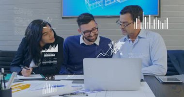 Diziliş başlangıcında tasarım ekibi planları gözden geçirir, çizelgeler silinir, sürüş kararı verilir. İşbirliği, iş dünyası, veri görselleştirme, yenilik, takım çalışması, dijital, modern