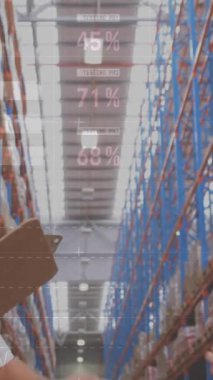 Depoda birbirlerine beşlik çakan erkek ve kadın yöneticilerle ilgili istatistiksel veri işleme. lojistik ve ulaşım sektörü kavramı