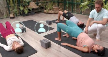 Koç, uzak avatar simgeleri ortaya çıkarken kalça kaldırma hareketlerini briç pozisyonuna getiriyor. Sağlık, sanal eğitim, modern, dinginlik, farkındalık, dijital entegrasyon, açık havadan esinlenme