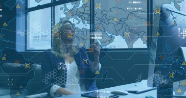 Spor ceket giyen analist, ofis masasında stil ve akıllı telefon kullanarak dünya haritasını değiştiriyor. Teknoloji, veri, analitik, finans, yenilik, profesyonel, modern