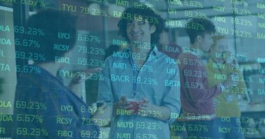 Modern ofis alanında ellerinde kırmızı kahve fincanı, akıllı telefon ve dizüstü bilgisayarla sohbet eden iş arkadaşları. İşbirliği, ağ oluşturma, profesyonel, modern, yenilikçi, gündelik, çalışma alanı