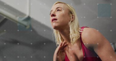 Eğik bayan sporcu spor salonunda spor yapıyor. Kırmızı spor bluzu, aydınlatma ve işaret şebekesiyle. Fitness, determination, strength, motivasyon, dynamic, industrial, activewear