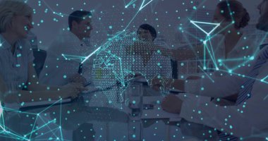 İş kıyafetleri içinde, holografik haritayla toplantı odasında verileri tartışan bir ekip, kopyalama alanı. İşbirliği, ağ oluşturma, yenilik, teknoloji, strateji, profesyonellik, takım çalışması