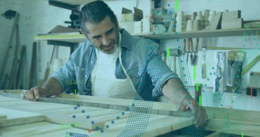 Ahşap önlük takan bir işçiyi tahta çerçeveyle tahta makaslarla ölçmek. Zanaatkar, atölye, inşaat, marangozluk, aletler, işçilik, iç mekan