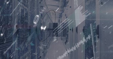 Sanal çizelgelerle veri merkezi koridorunda raflar ve kablolar sergileniyor. Teknoloji, siber güvenlik, dijital altyapı, veri yönetimi, ağ mühendisliği, fütüristik, sanayi