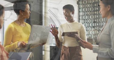 Dizüstü bilgisayarları, tabletleri ve metal bölmeleri olan dört profesyonel kadından oluşan bir grup. İşbirliği, takım çalışması, modern, teknoloji, iş, yenilik, iletişim