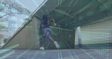 Spor tankı ve tayt giyen koşan bir kadın binanın yanındaki rampaya tırmanıyor, AR kaplamalarıyla. Eylemcilik, teknoloji, fitness, yenilik, şehir, hareket, modern