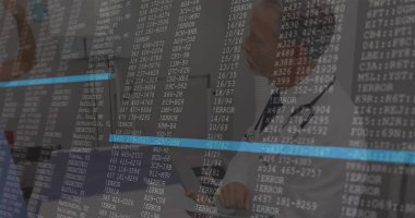 Hata kayıtları inceleniyor doktorlar ofiste dijital görüntüyü tablet, klasör ve stetoskoplarla izliyorlar. Teşhis, teknoloji, sağlık, dijital, işbirliği, yenilik, profesyonellik