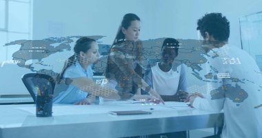 İş kadınları belgeleri inceliyor ve yönetim kurulunu işaret ediyor, tablet ve dünya haritası ile örtüşüyor. Şirket, işbirliği, modern, profesyonel, takım çalışması, iletişim, yenilik