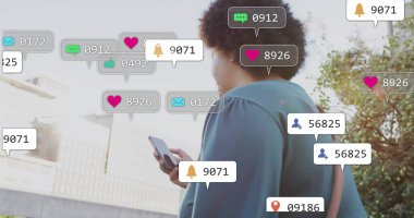 Tebligat baloncuklarını kontrol ediyorum. Kadın sırt çantalı. Binadan binaya akıllı telefon kullanıyor. Kentsel, teknoloji, iletişim, profesyonel, modern, açık hava, yaşam tarzı