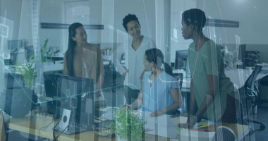 Ofisteki şeffaf veri grafiklerini monitörler ve kağıtlarla analiz eden iş birliği yapan profesyoneller. İşbirliği, takım çalışması, veri analizi, şirket, beyin fırtınası, modern ofis, iş stratejisi