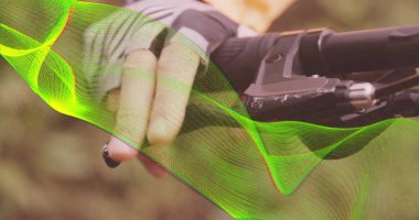 Gri formalı eldivenli çekici el gidon kolu, orman yolu yeşil dalga grafiği, kopyalama alanı. Bisiklet, spor, macera, açık hava, hareket, teknoloji, doğa