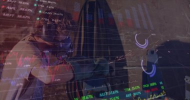 Tetikçi koruyucu teçhizatla atış mesafesine nişan alıyor, finansal tabloları örtüyor. Doğruluk, güvenlik, analitik, teknoloji, finans, rekabet, konsantrasyon