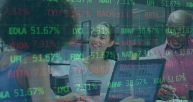 Konferans masasında hisse senetleriyle finansal verileri analiz eden üç profesyoneli inceliyorum. İş, takım çalışması, modern, kurumsal, işbirliği, strateji, analitik