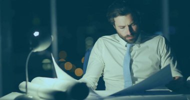 Tişört giyen, geceleri ofiste masa lambasıyla kravat takan, planlar yapan, fotokopi çeken bir adam. Profesyonel, çalışma alanı, kentsel, gece, konsantrasyon, modern, gökdelen