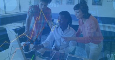 Ofis arkadaşları bilgisayar ve tabletle ofis masasındaki tasarım modellerini inceliyor. İşbirliği, takım çalışması, modern çalışma alanı, yaratıcı süreç, profesyonel çevre, yenilik, üretkenlik