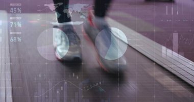 Koşu bandı kemerinde şort ve kırmızı spor ayakkabılar giyip, dijital veri örtüsü olan hareketli ayaklar. Atletik, performans, teknoloji, eğitim, hareket, canlılık, veri