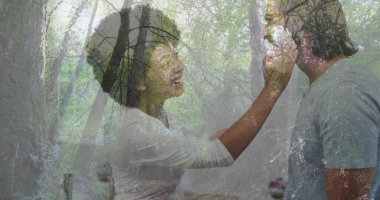 Beyaz gömlekli kadın mutfakta gri gömlekli adama bir kaşık dolusu krom musluk veriyor. Romantik, şefkat, samimiyet, bağlantı, doğadan esinlenilmiş, samimi, yaşam tarzı