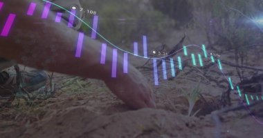 Doğa yürüyüşü ayakkabıları, neon kaplama, kopyalama alanı ile tohum tohumu etrafında yetişkin ön kolları bastırıyor. Çevre, tarım, büyüme, analitik, sürdürülebilirlik, eko, canlılık