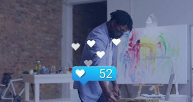 Resim sanatçısı, resim stüdyosunda tuval, palet, bisiklet ve medya simgeleriyle fırça darbeleri uyguluyor. Yaratıcılık, modern, canlı, işçilik, ifade, kişiselleştirme, zanaat