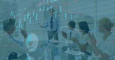 Yönetim kurulundaki cam masada dizüstü bilgisayarlarla turta grafiğini vurgulayan sunucu. Şirket, işbirliği, danışmanlık, modern, profesyonel, beyin fırtınası, takım çalışması