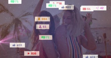 Gün batımında plajda mayo giyen arkadaşlara poz vermek, sosyal bilgilerle akıllı telefon göstermek. Tatil, boş zaman, açık hava, canlı, yaşam tarzı, sosyal medya, dijital