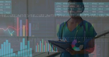 Hemşire koğuş koridorundaki tablet tabletlerdeki dijital çizelgeleri tırabzan ve stetoskopla izliyor. Tıbbi, sağlık, teknoloji, yenilik, profesyonel, klinik, veri