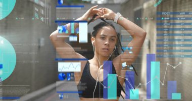 Bileklik ve kulaklık takan koşu sporcusu. Altgeçitte tırabzanlarla, veri örtüleriyle. Kentsel, fitness, teknoloji, performans, motivasyon, aktif giyim, dijital