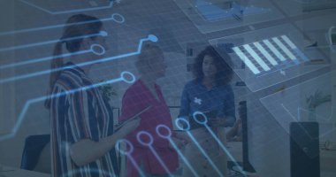 Açık ofiste tabletlerle ilgili verileri devre kaplamalı tartışan profesyonel kadınlar. Teknoloji, takım çalışması, yenilik, modern, dijital, kurumsal, üretkenlik