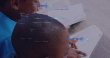 İki çocuk ders kitabı okuyor, titreşen veri çizgilerine ve görselleştiren dalgalanmalara neden oluyor. Çocuklar, eğitim, teknoloji, veri görselleştirme, dijital, öğrenme, sınıf