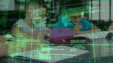 Masada yazan üç öğrenci, eğitim verileri değişen motivasyon kızı gülümseyerek yukarı bakıyor. Çocuklar, sınıf, eğitim, teknoloji, odaklanma, takım çalışması, öğrenme