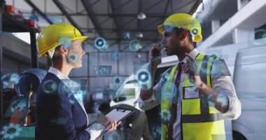 Mühendis, teftiş için müfettişe el kol hareketi yaparak telsiz çağrısı yapıyor. AR düğümleri etraflarında genişliyor. Teknoloji, işbirliği, yenilik, sanayi, dijital, fütüristik, veri