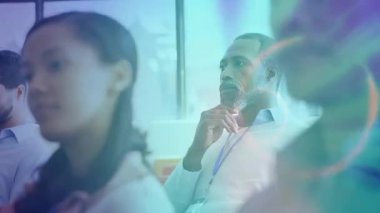 Sunumda iştirakçi elini indirirken dijital halka onun etrafında kayboluyor. Profesyonel, işbirliği, teknoloji, yenilik, odaklanma, beyin fırtınası, fütüristik