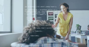 Öğretmenimiz, sınıftaki öğrenciyi selamlarken destek için beşlik çakıyor. Eğitim, akıl hocalığı, işbirliği, katılım, öğrenme, etkileşim, sınıf