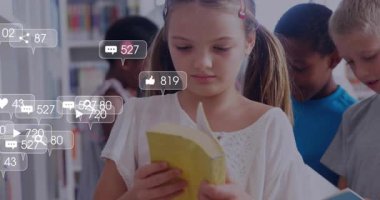 Okul kütüphanesinde ergen bir kız sarı kitap okuyor, sosyal istatistikleri yükseliyor. Eğitim, akademik, gençlik, konsantrasyon, merak, dijital arayüz