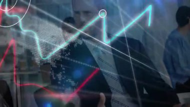 Koyu takım elbiseli bir adam kayan finansal tablolar görüyor ve masadaki veri çubuklarını tıklatıyor, sürücü analizi yapıyor. İş, analitik, dijital, finans, teknoloji, işbirliği, yönetim