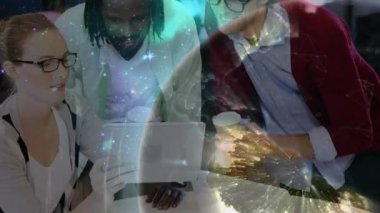 Takım yetiştirme tableti ortak masada, kozmik örtüyü yayıyor ve içeriği birlikte gözden geçiriyorlar. İşbirliği, takım çalışması, yenilik, beyin fırtınası, fütüristik, dijital, birlikte çalışma